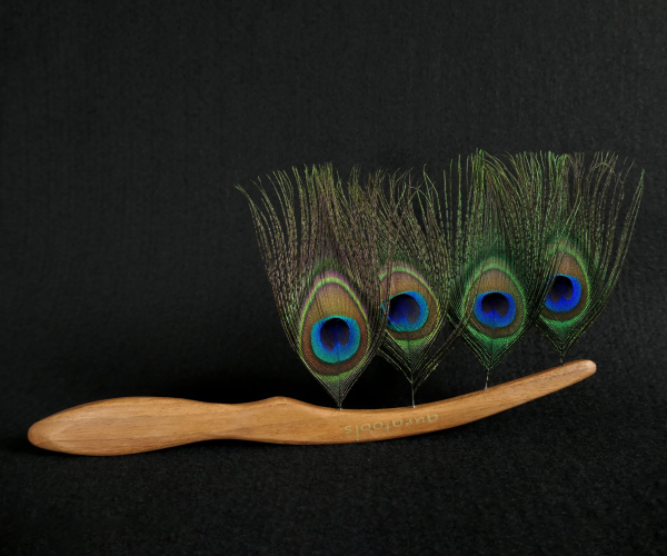 Kleine Aurakämme mit Pfauenfedern (Walnuss)